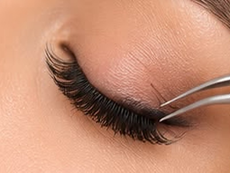 Pose d’extensions de cils à la pince